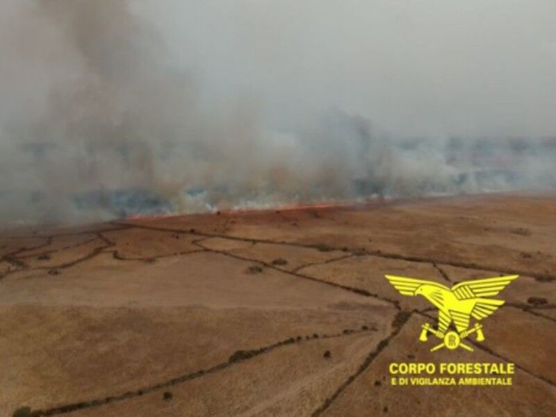 La Sardegna sotto lo scacco degli incendi, 13 roghi: decine di elicotteri in azione