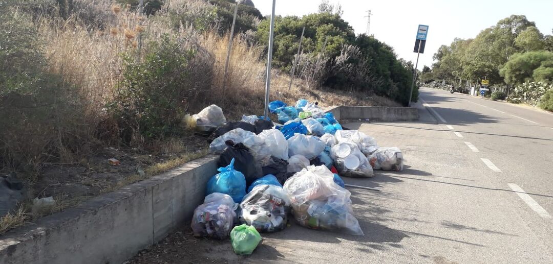 “Cumuli di rifiuti nella strada per Villasimius, ecco la figuraccia che facciamo coi turisti”