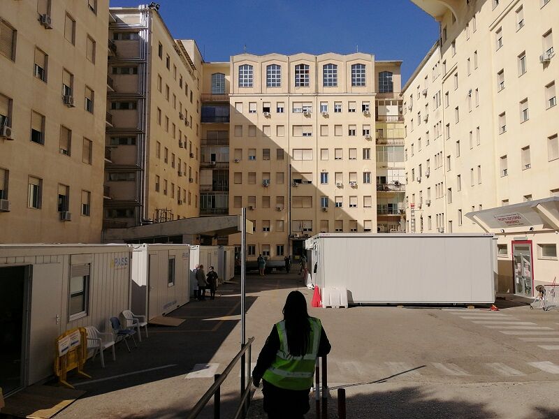 A Sassari il pronto soccorso “scoppia”: 150 pazienti al giorno e lo spettro del Covid