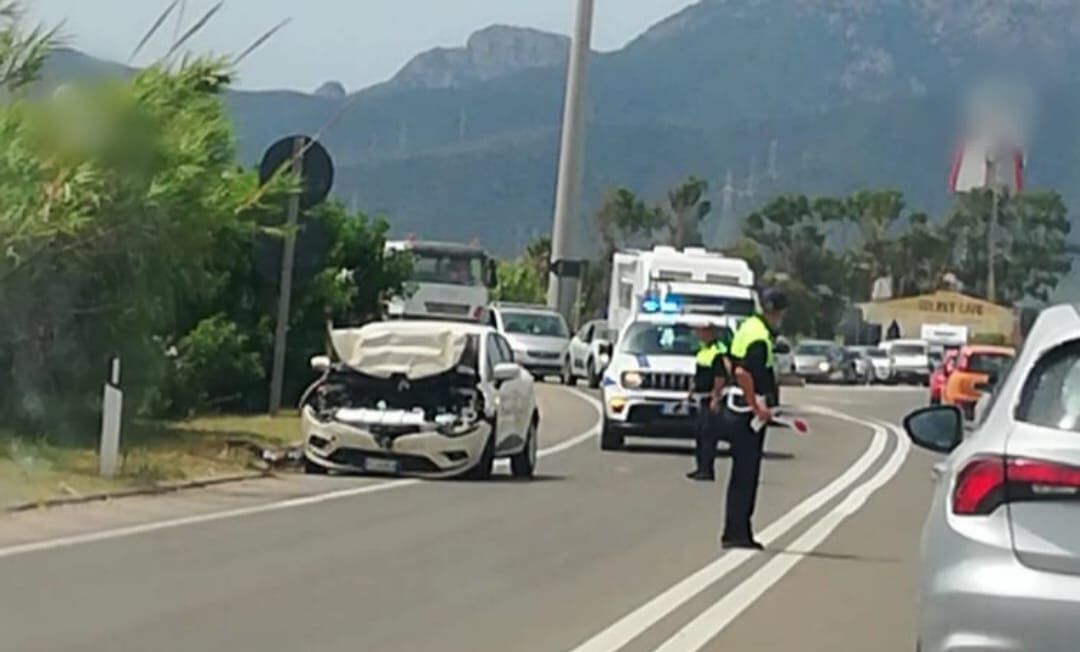 Cagliari, tamponamento tra 2 auto sulla 195: ferita una ragazza