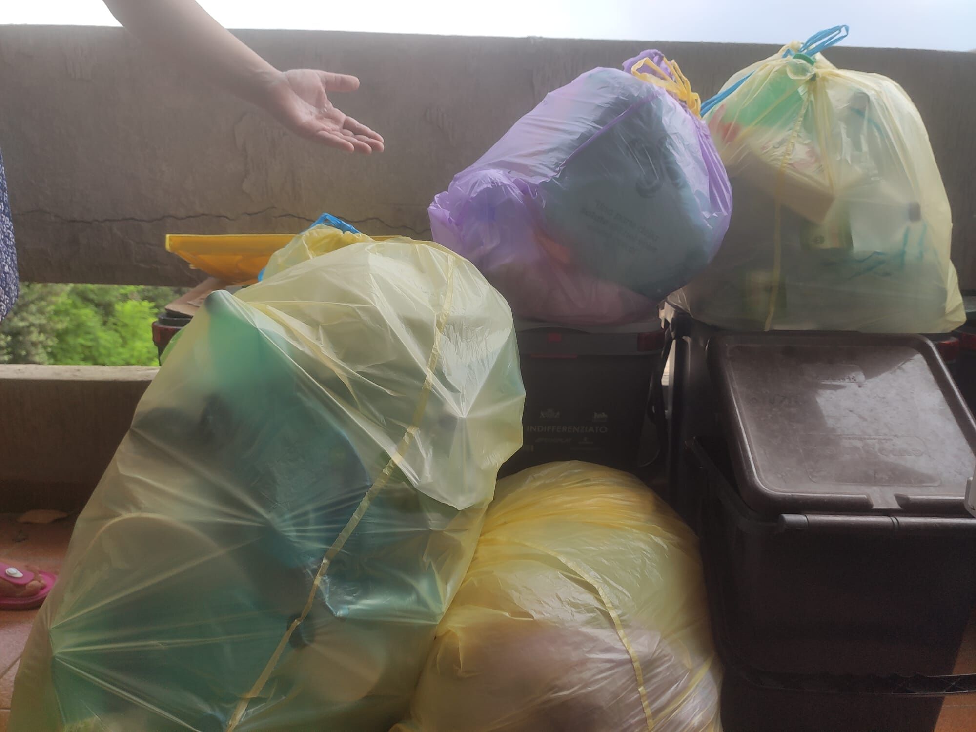 Cagliari, coppia positiva al Covid blindata in casa: “Rifiuti non ritirati, stanno facendo i vermi”