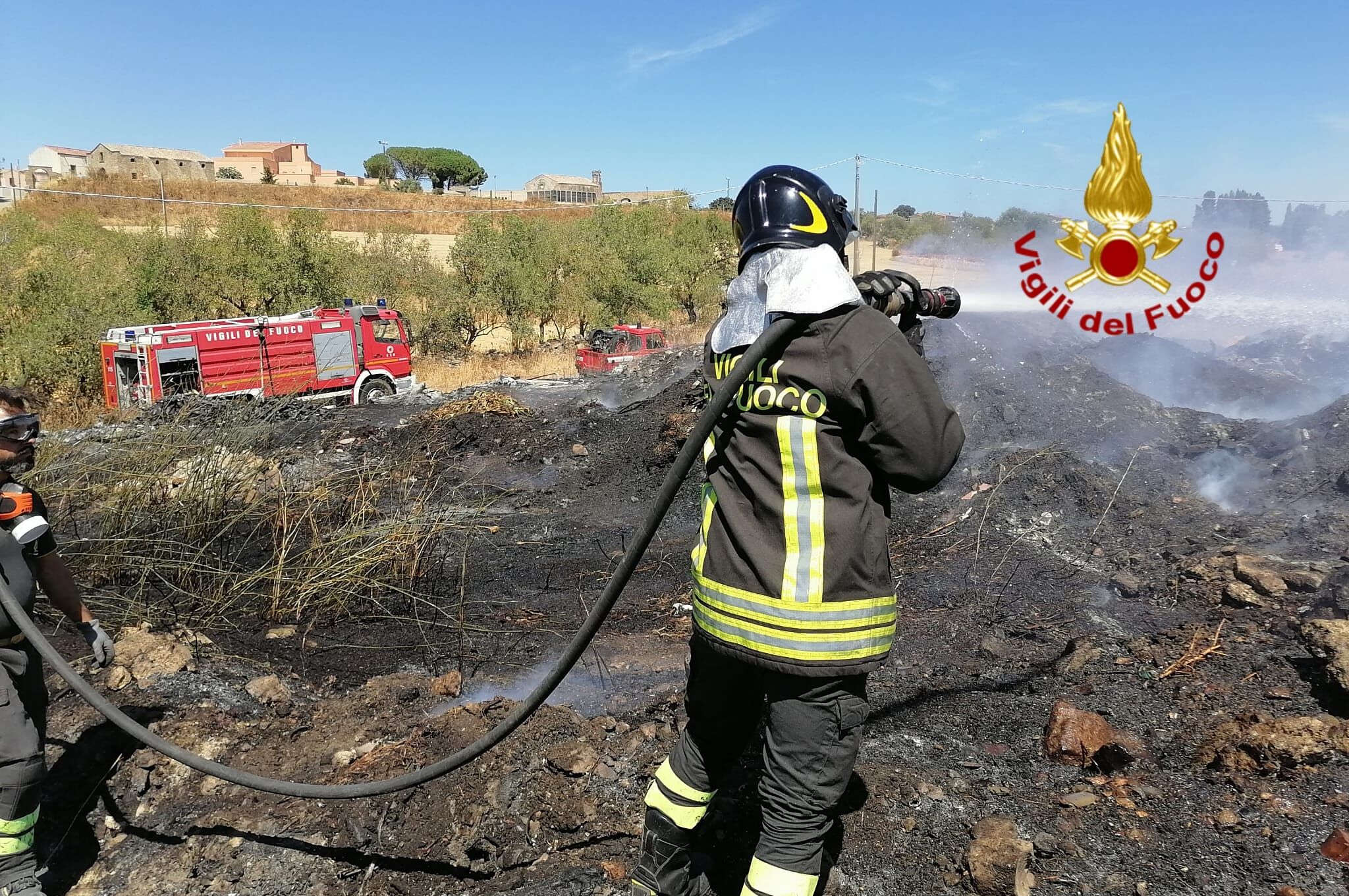 Incendio a Mandas, in fiamme una discarica di rifiuti