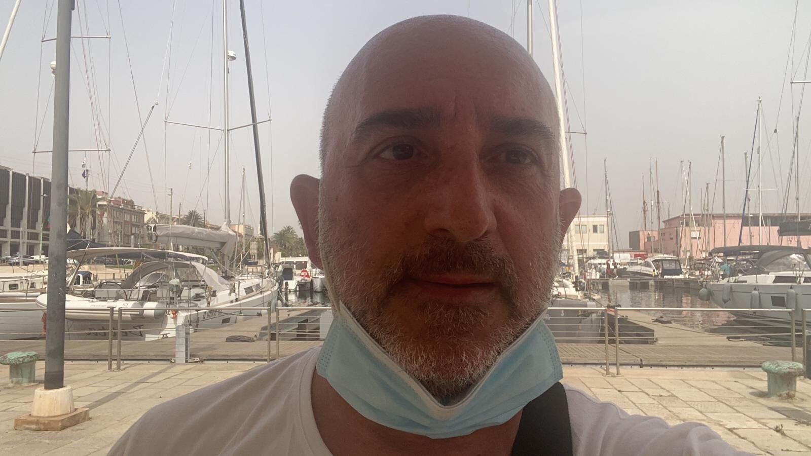 “Positivo, non posso lasciare Cagliari e sto dormendo in auto: aiutatemi”