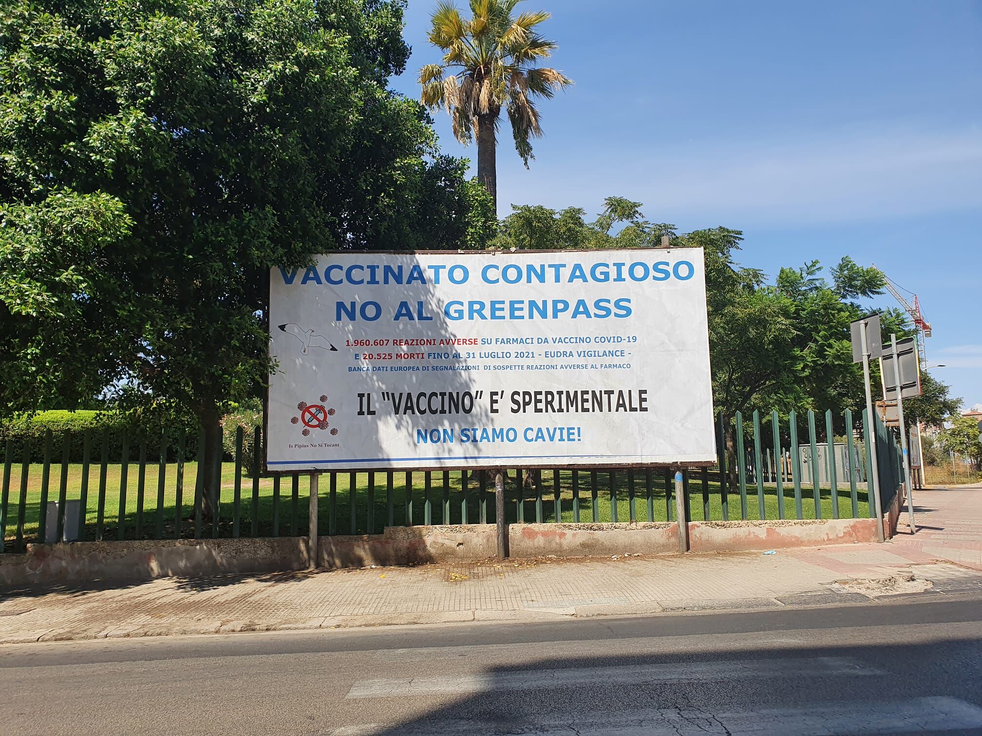 Cagliari, spuntano i cartelli choc no vax: “Vaccinato contagioso, no al green pass”