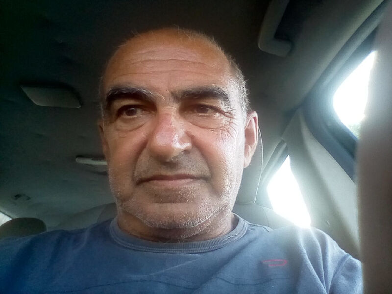 Massimo, prof di Cagliari da 40 anni: “Sì ai tamponi salivari e no al vaccino, non è obbligatorio”
