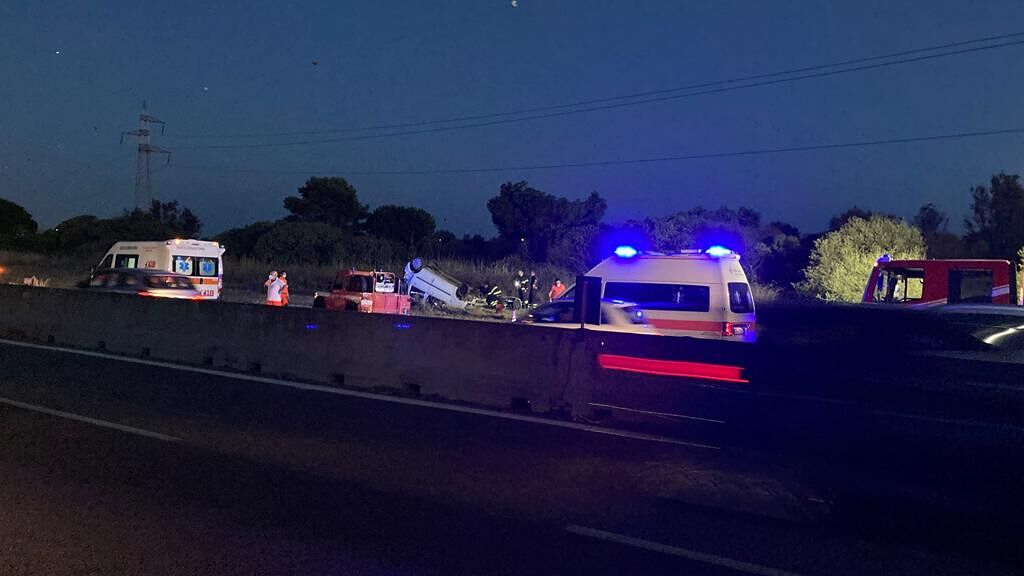 Paura a Cagliari, auto esce fuori strada e si ribalta sulla 195: un ferito