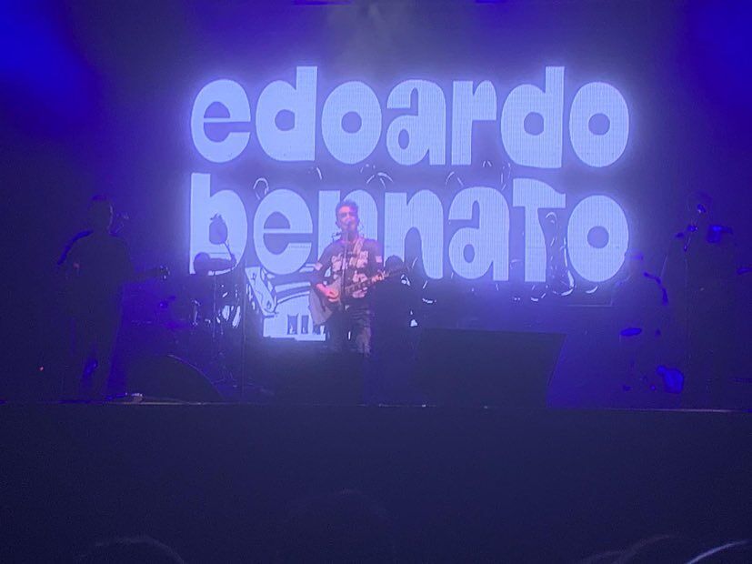 Edoardo Bennato infiamma Cagliari, il menestrello del blues è tornato: “Difendiamo le opinioni in questa realtà collodiana” (VIDEO)