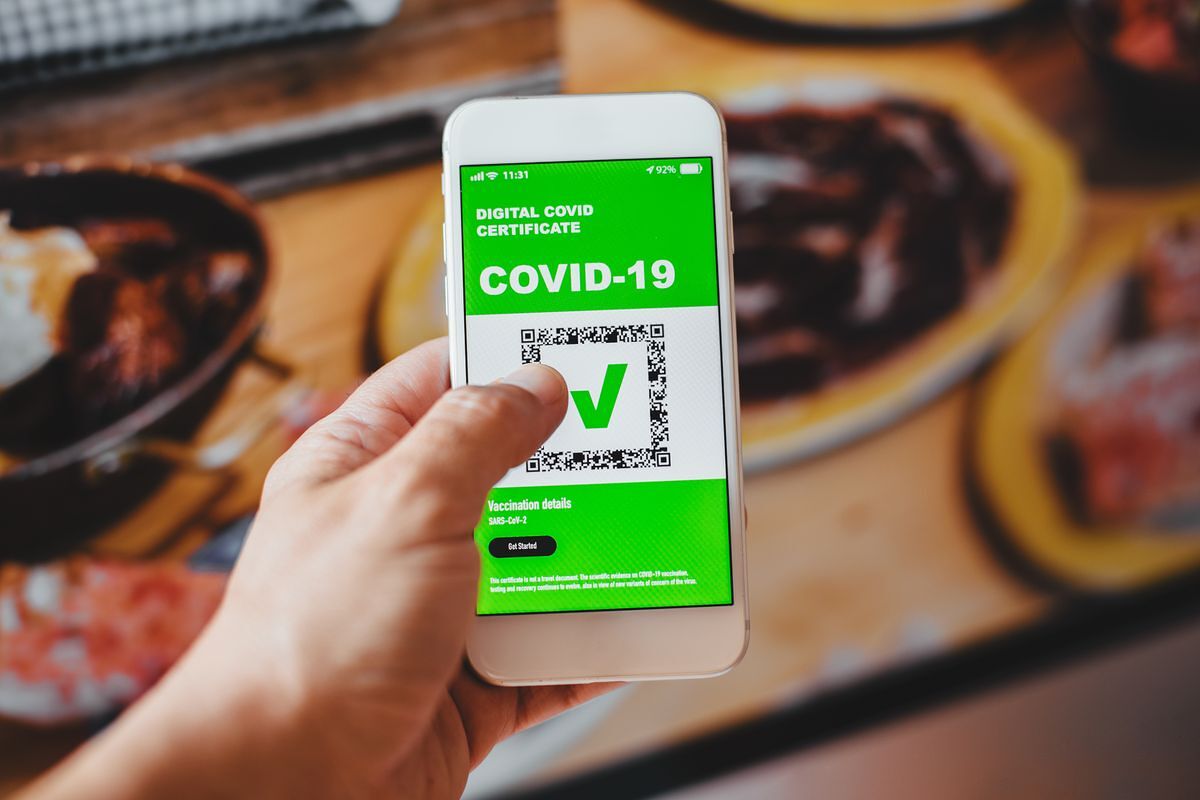 Ristoratori attaccati a Cagliari per il green pass, arriva l’aiuto di TripAdvisor: “Stop recensioni negative”
