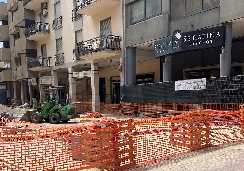 Cagliari, lavori fermi in viale Sant’Avendrace: “Siamo sequestrati, liberate il portico”