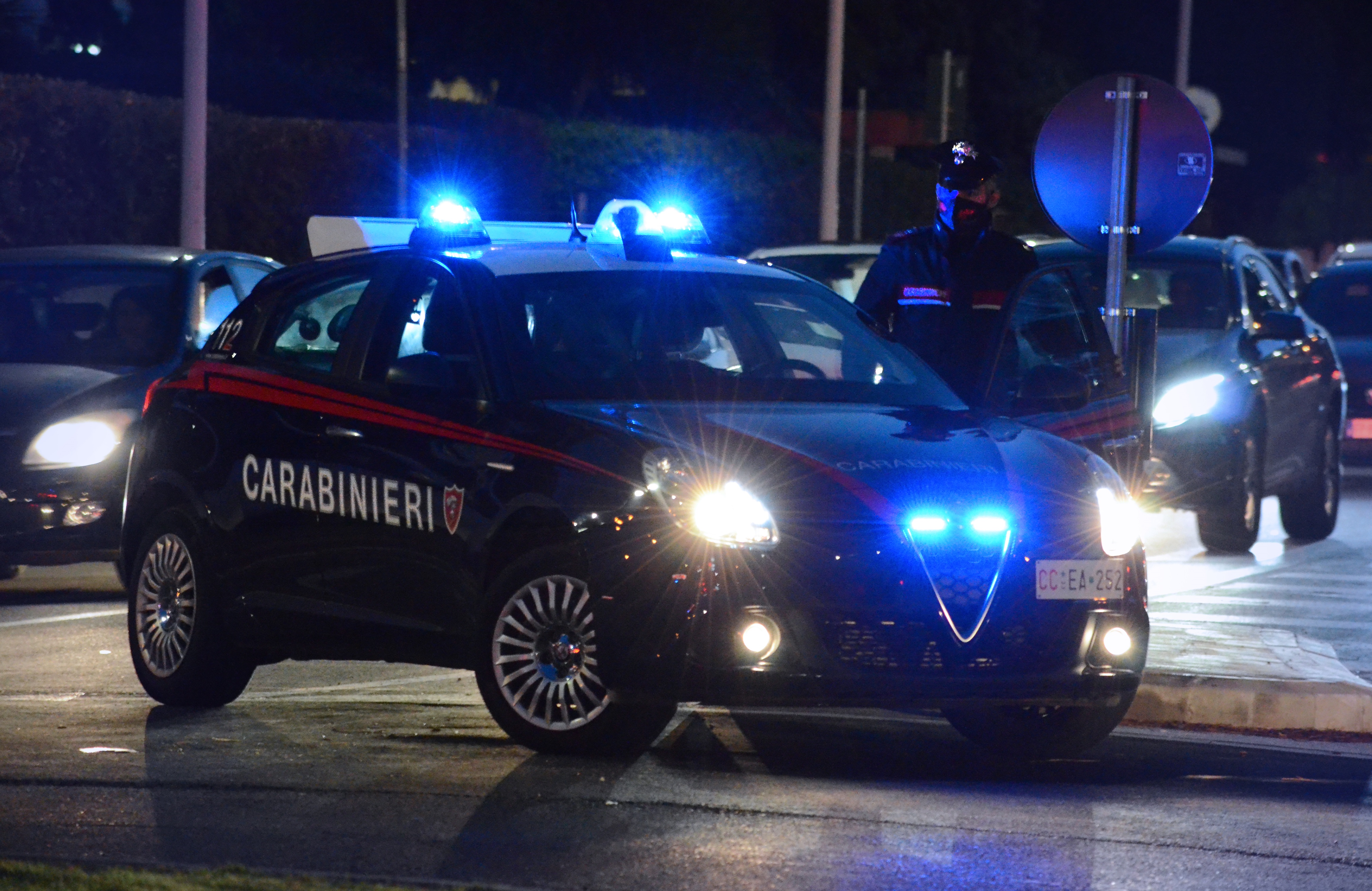 Cagliari, minaccia con un cacciavite un 17enne in piazza Garibaldi: denunciato