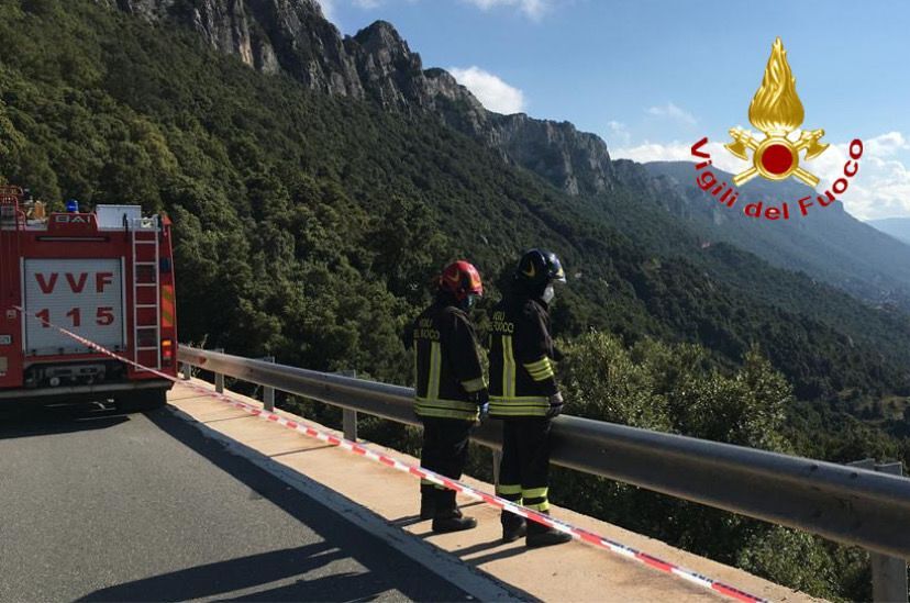 Tragedia a Dorgali, moto contro il guard rail: turista austriaca vola nella scarpata e muore