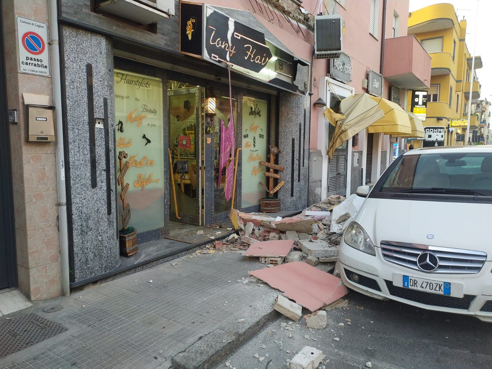 Choc a Pirri, un balcone crolla e si schianta in via Riva Villasanta: barbiere vivo per miracolo