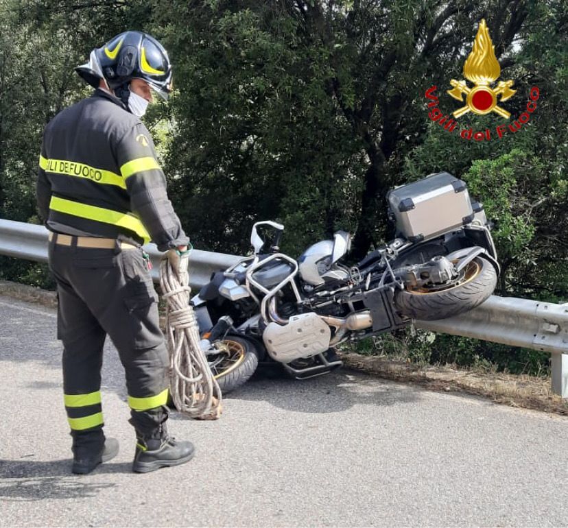 Si schianta in moto contro il guard rail e vola nella scarpata, 60enne muore a Seulo