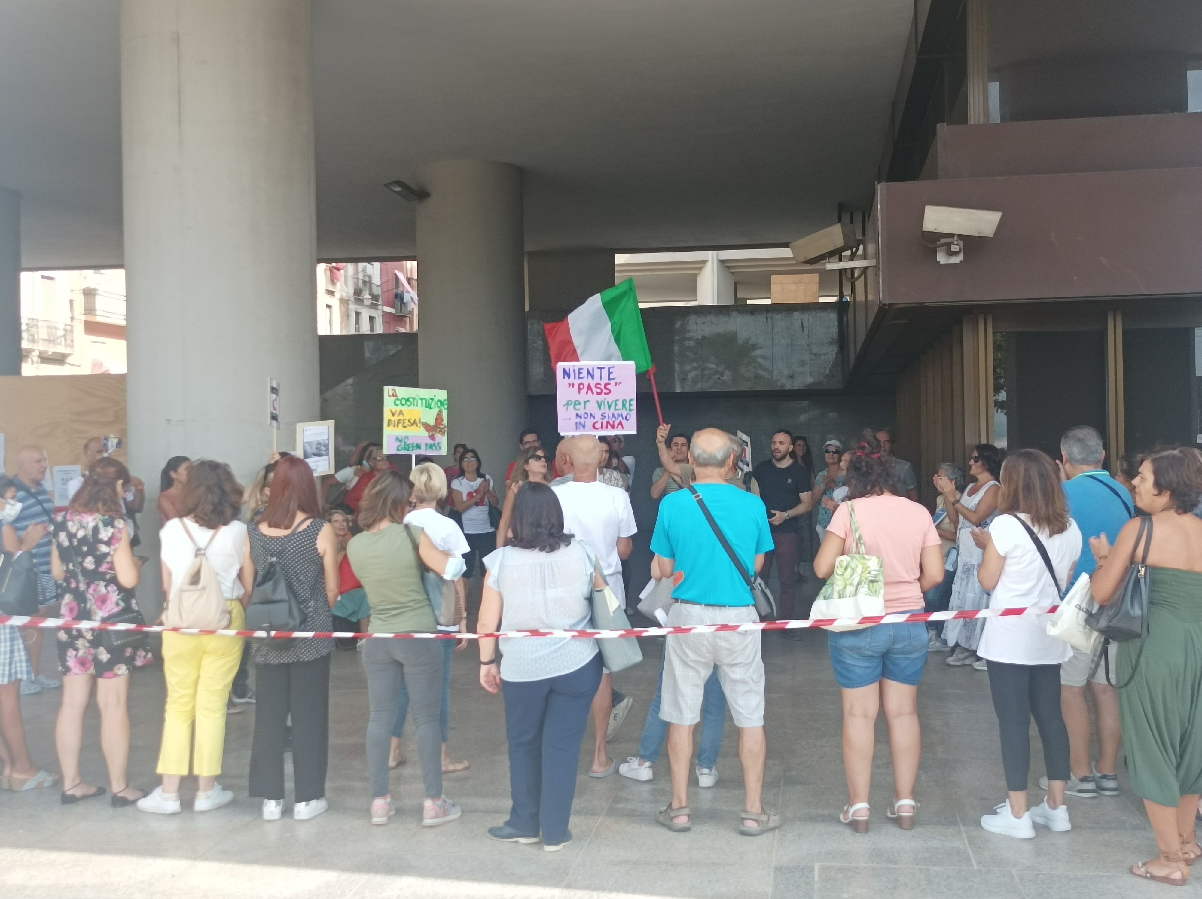 Cagliari, i contrari al green pass protestano in via Roma: “Non siamo in Cina, governo sardo traditore”