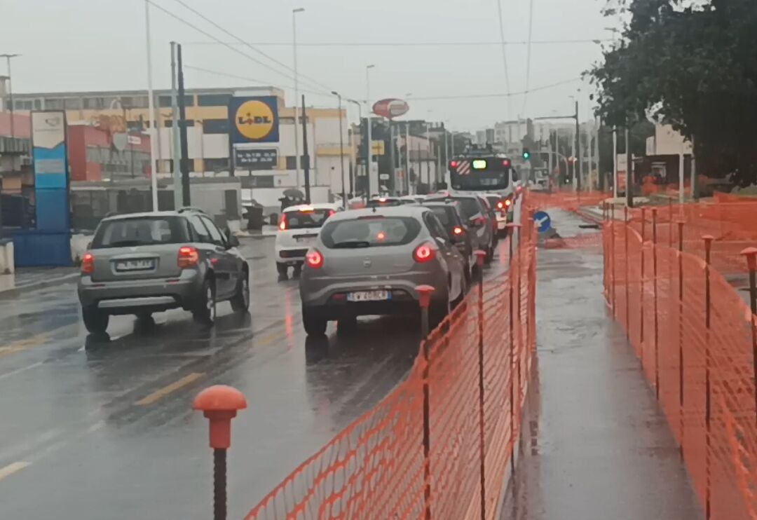 Cagliari, il temporale blocca i lavori ma non il caos in viale Marconi: mattinata d’inferno (VIDEO)