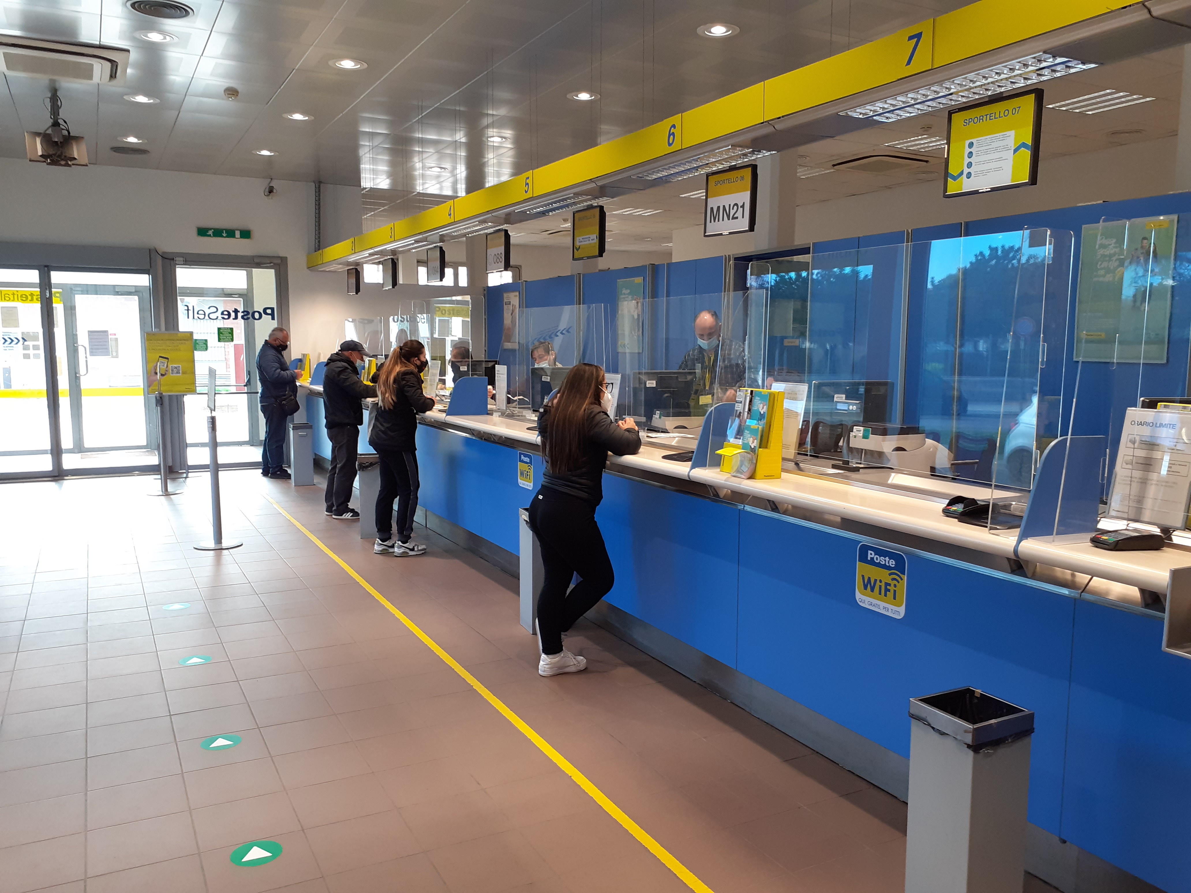 Cagliari e hinterland, ora pacchi e raccomandate si possono ritirare con un messaggio su Whatsapp