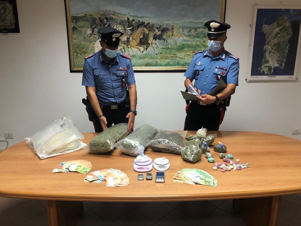Nell’auto 2 chili di infiorescenze di marijuana e 70 grammi di cocaina: un arresto a Olbia