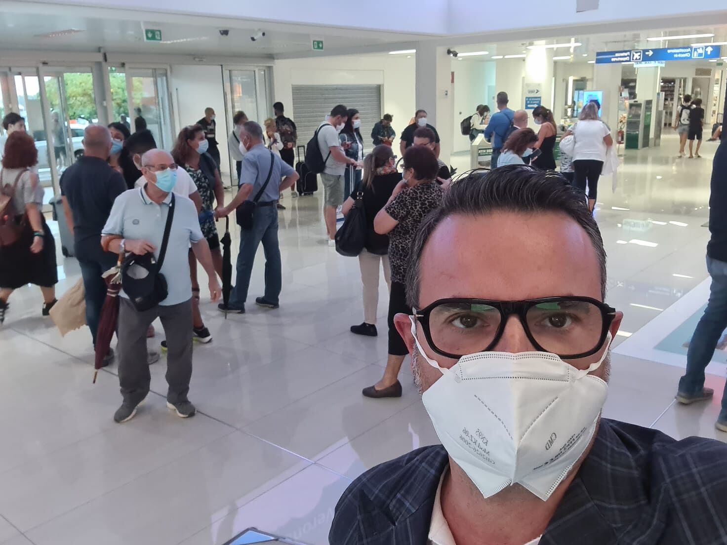 “Aereo per Cagliari dirottato ad Alghero, siamo 150 passeggeri abbandonati: non ci sono nemmeno bus”