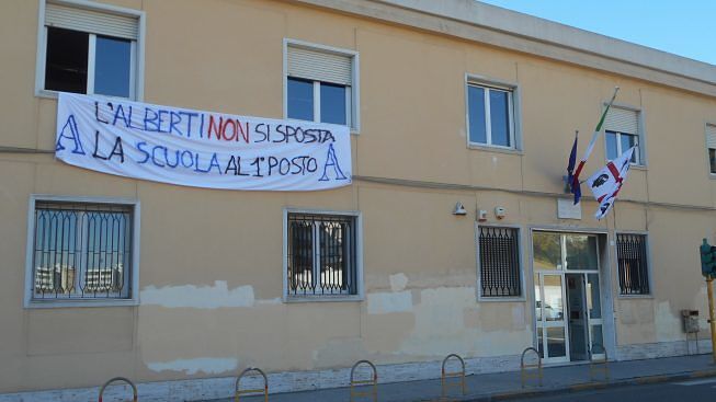 Vandali entrano a scuola e devastano l’istituto, stop all’occupazione all’Alberti a Cagliari