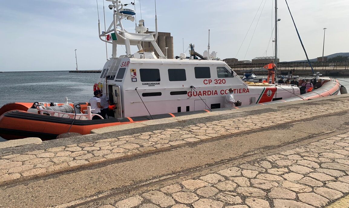 Barchino in avaria con 9 migranti a largo della costa di Sant’Antioco