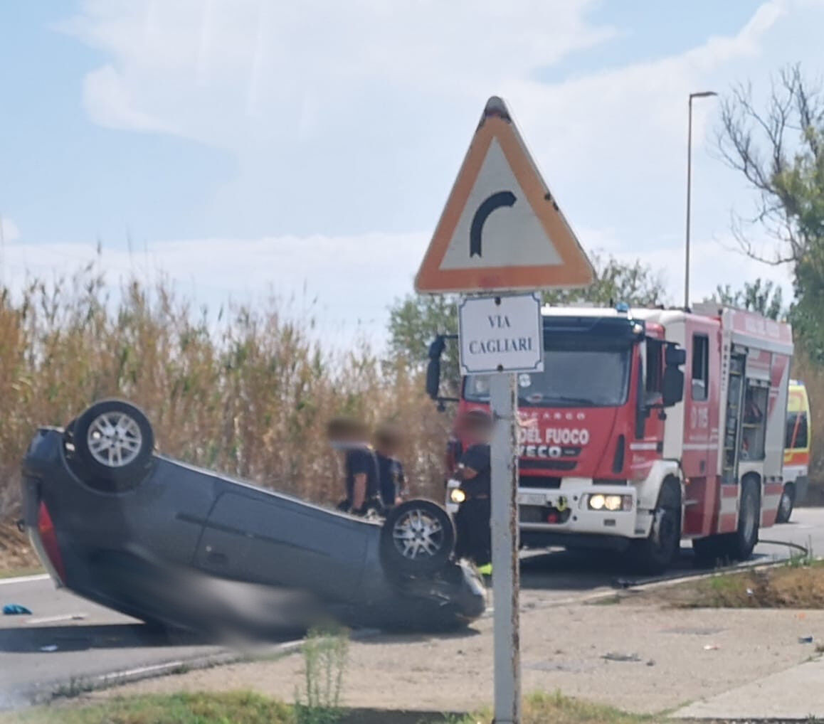Sestu, auto si ribalta in via Cagliari: guidatore e passeggero gravissimi trasportati all’ospedale