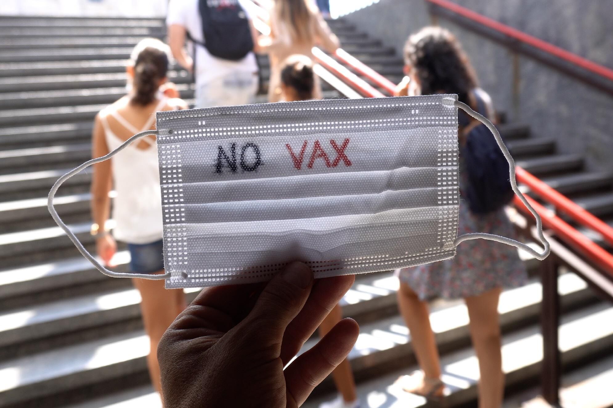 Sardegna, guerra sul ricorso di 173 medici e infermieri no vax: “Inammissibile, i vaccini sono autorizzati”