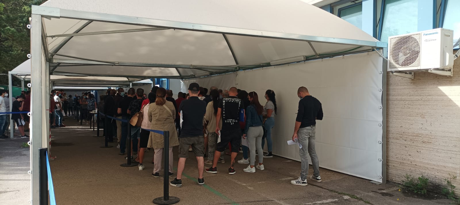 Cagliari, ecco l’assalto dei non vaccinati al Brotzu: 311 dosi in appena tre ore