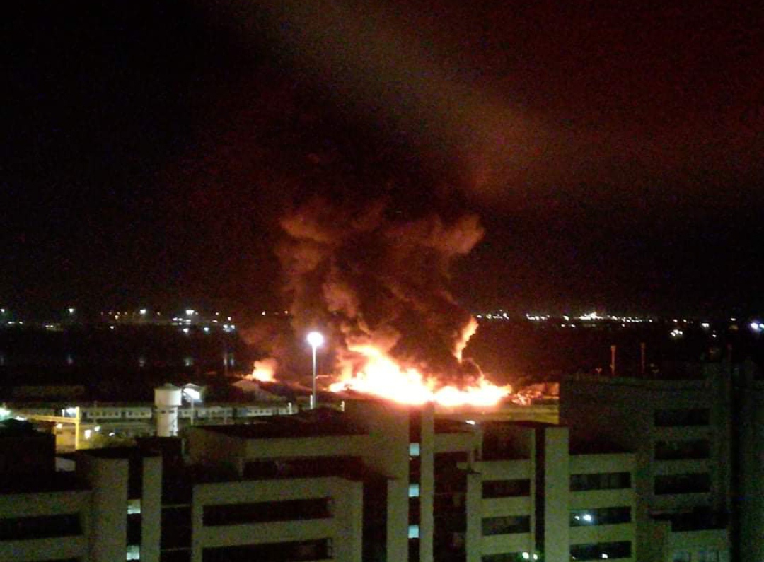 Cagliari, paura in via San Paolo: vasto incendio nel campo nomadi sgomberato da poche ore