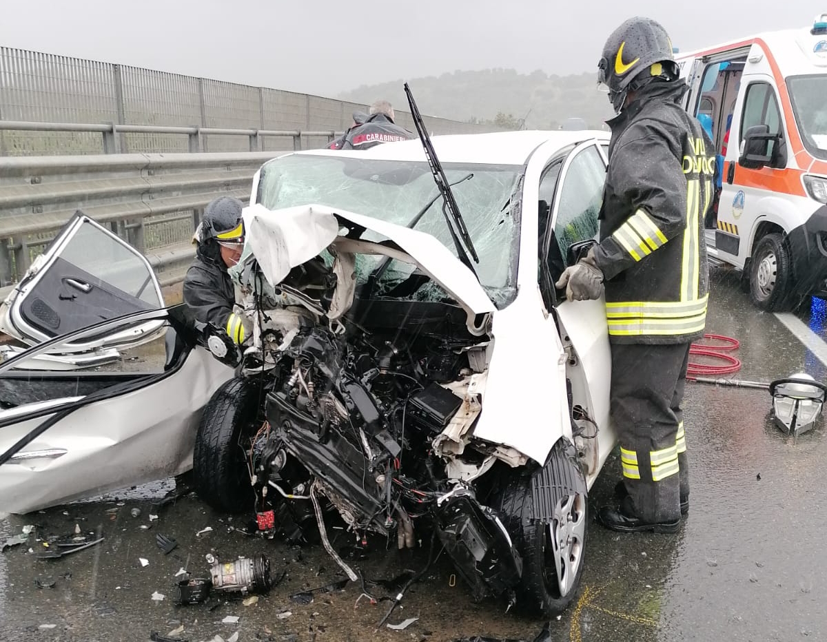 Villasimius, drammatico schianto frontale sotto la pioggia: un altro morto sull’Orientale Sarda