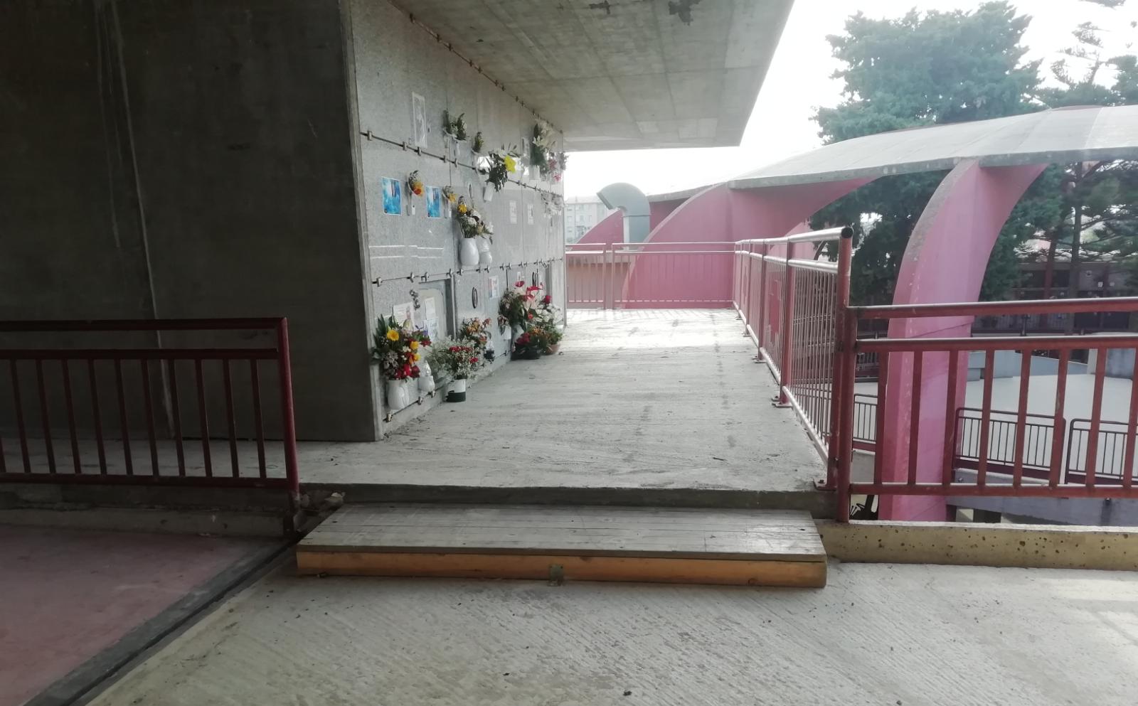Quartu, dalle lacrime alla gioia: “Transenna tolta dopo 8 mesi, finalmente posso portare un fiore sulla tomba di mia madre”
