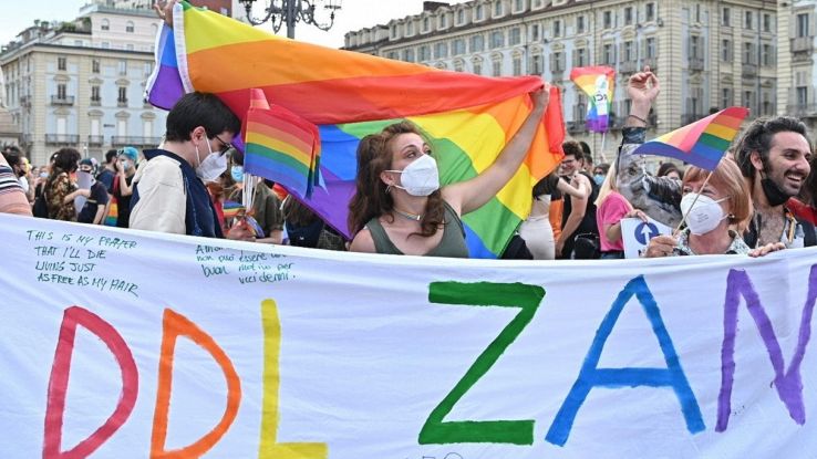 Il Senato approva la ‘tagliola’ sul ddl Zan, addio alla legge contro l’omofobia