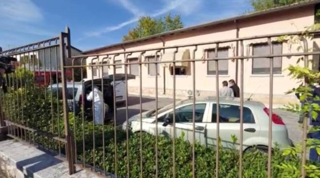 Mamma ammazza le figlie di tre e undici anni e poi scappa: ora è ricercata, ennesimo dramma italiano
