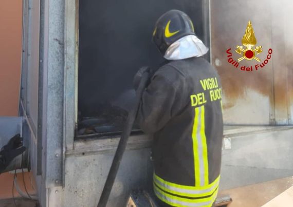 Paura a Nuraminis in località Is Perdas, i Vigili del Fuoco spengono un brutto incendio di un silos