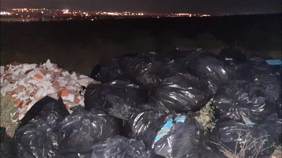 Quartu, rifiuto selvaggio nel parco del Simbirizzi: “Buste buttate da un uomo con un camioncino”