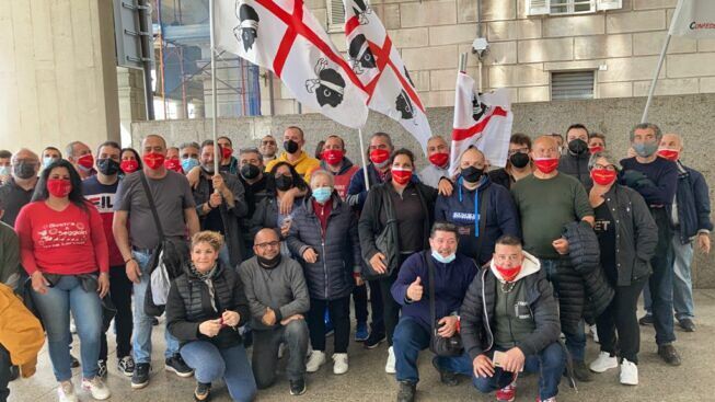 Ambulanti e giostrai sardi disperati: “Da maggio senza i soldi promessi dalla Regione, i nostri figli sono senza latte”