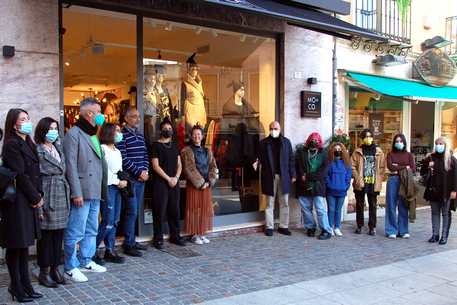 Arte e shopping a Cagliari, nelle vetrine dei negozi del centro le opere degli studenti dell’Artistico