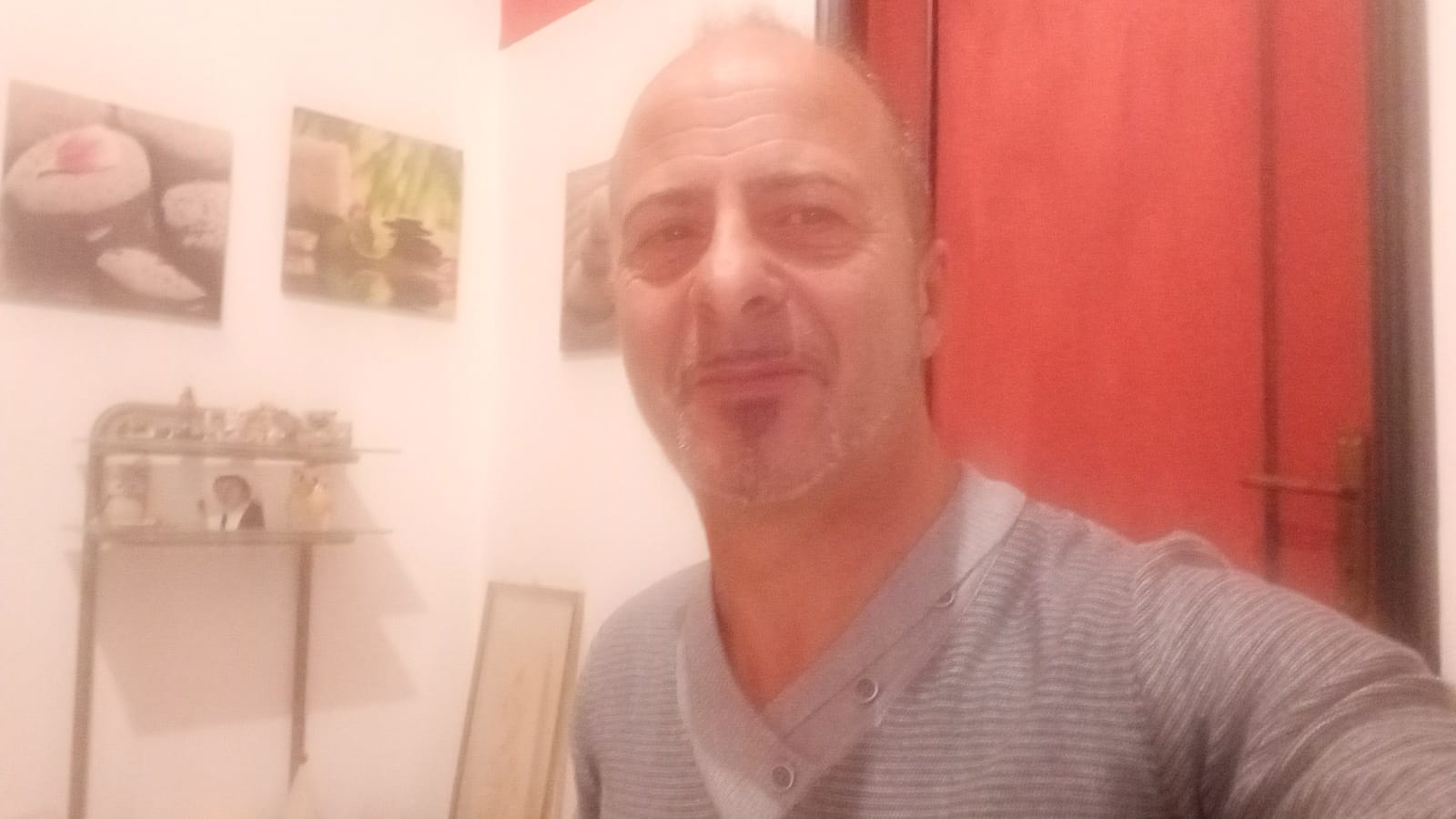 A Cagliari la nonnina 80enne “tifosa” degli addetti alla raccolta dei rifiuti: “Ci regala sempre bitter e cioccolatini”