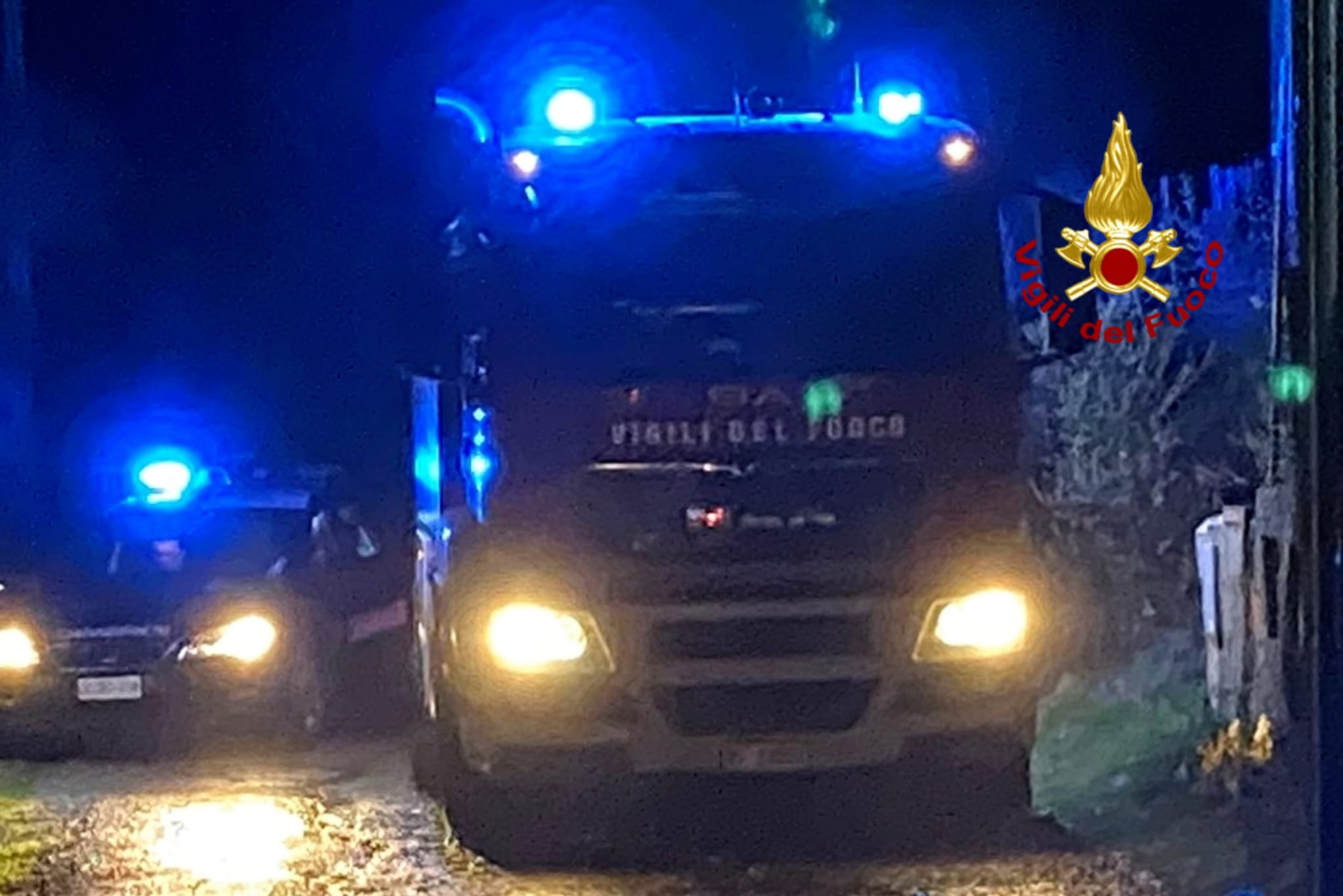 Incendio esplode in una villetta di campagna, paura nella notte a Dolianova