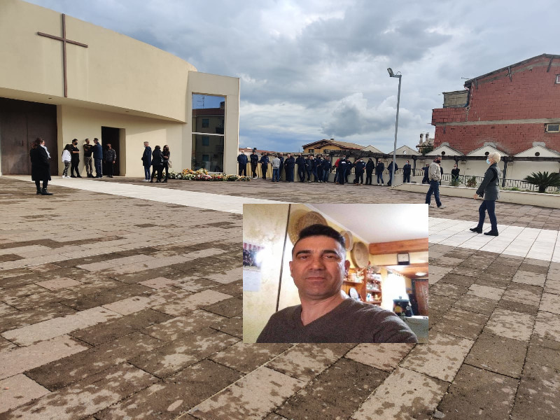 Capoterra abbraccia per l’ultima volta Carlo Manca, folla al funerale per il 48enne morto sul lavoro