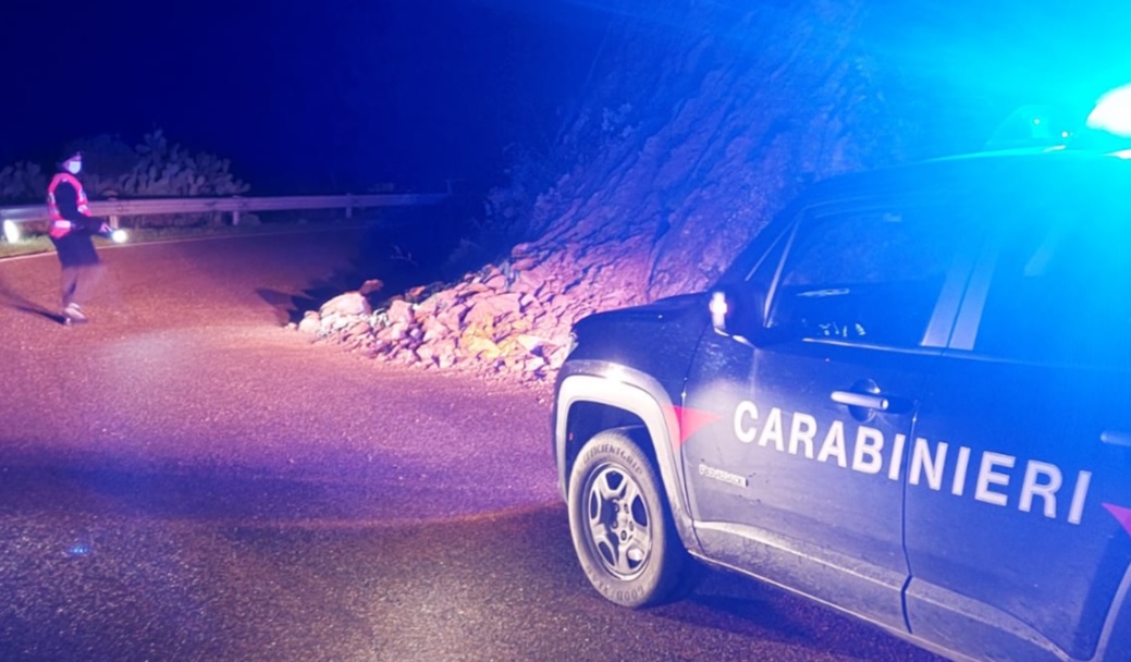 Maltempo, paura a Villasalto: massi e detriti crollano sulla strada provinciale
