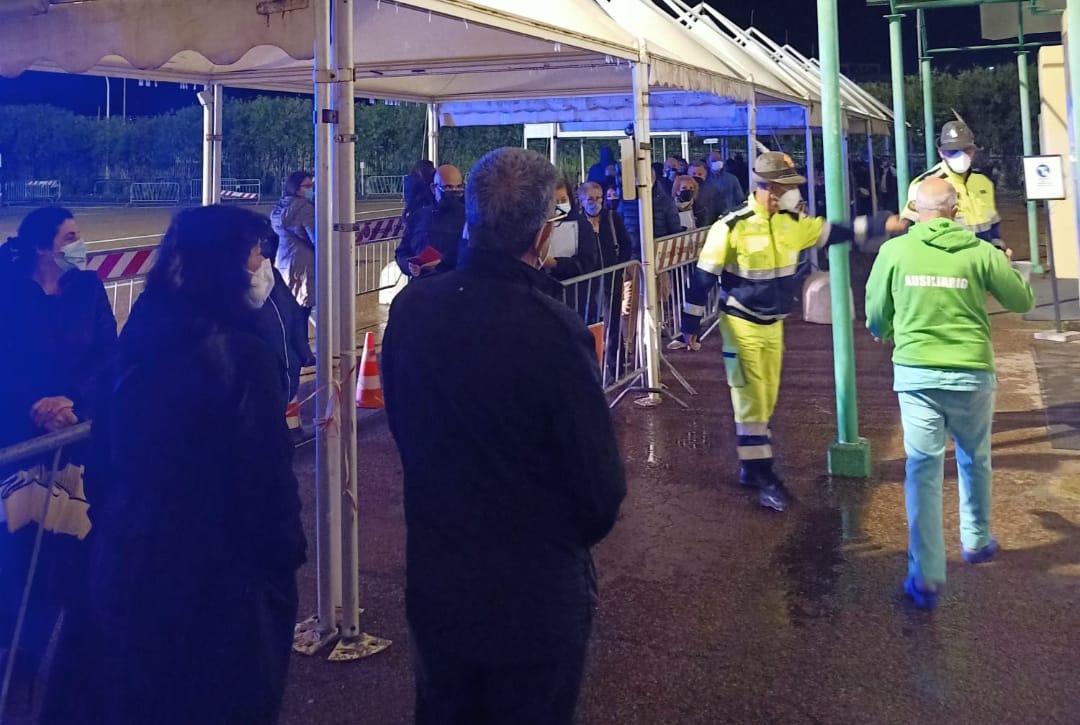 Terza dose a Cagliari, fila infinita all’hub della Fiera: “Un’ora al freddo e quasi 3 per il vaccino”
