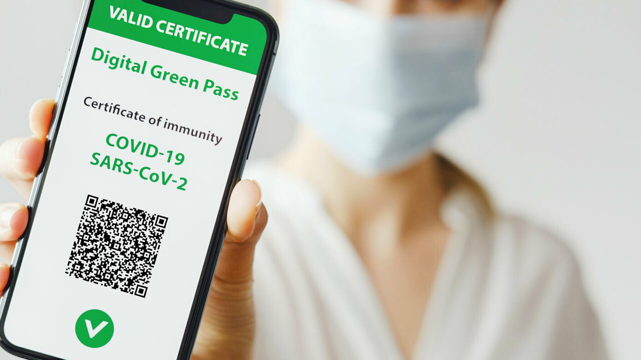 Green pass, durerà 9 mesi invece che 12: terza dose di vaccino obbligatoria per i sanitari e tornano le zone gialle