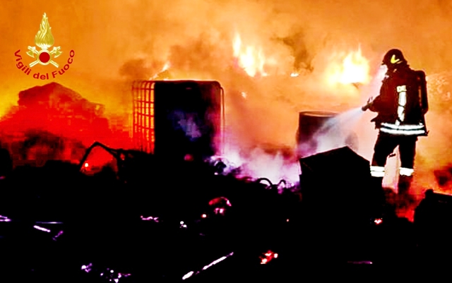 Incendi tossici nei campi Rom sulla 554, nove persone a processo per disastro ambientale a Cagliari