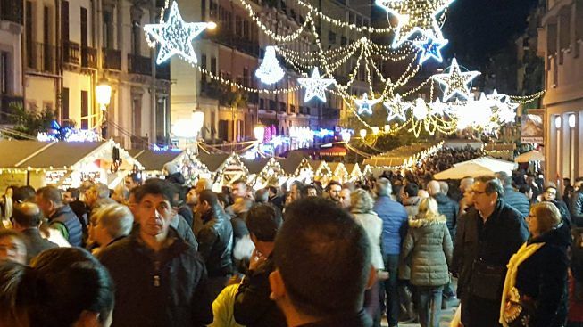Cagliari, mascherine all’aperto obbligatorie nelle vie dello shopping, nelle zone della movida e al Poetto