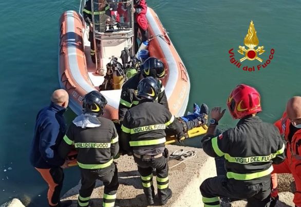 Giorgino, un 43enne cade tra gli scogli: soccorso e salvato dai sommozzatori dei vigili del fuoco