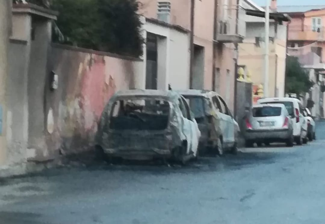 Attentato nella notte a Capoterra, in fiamme le auto del consigliere comunale Pino Dessì