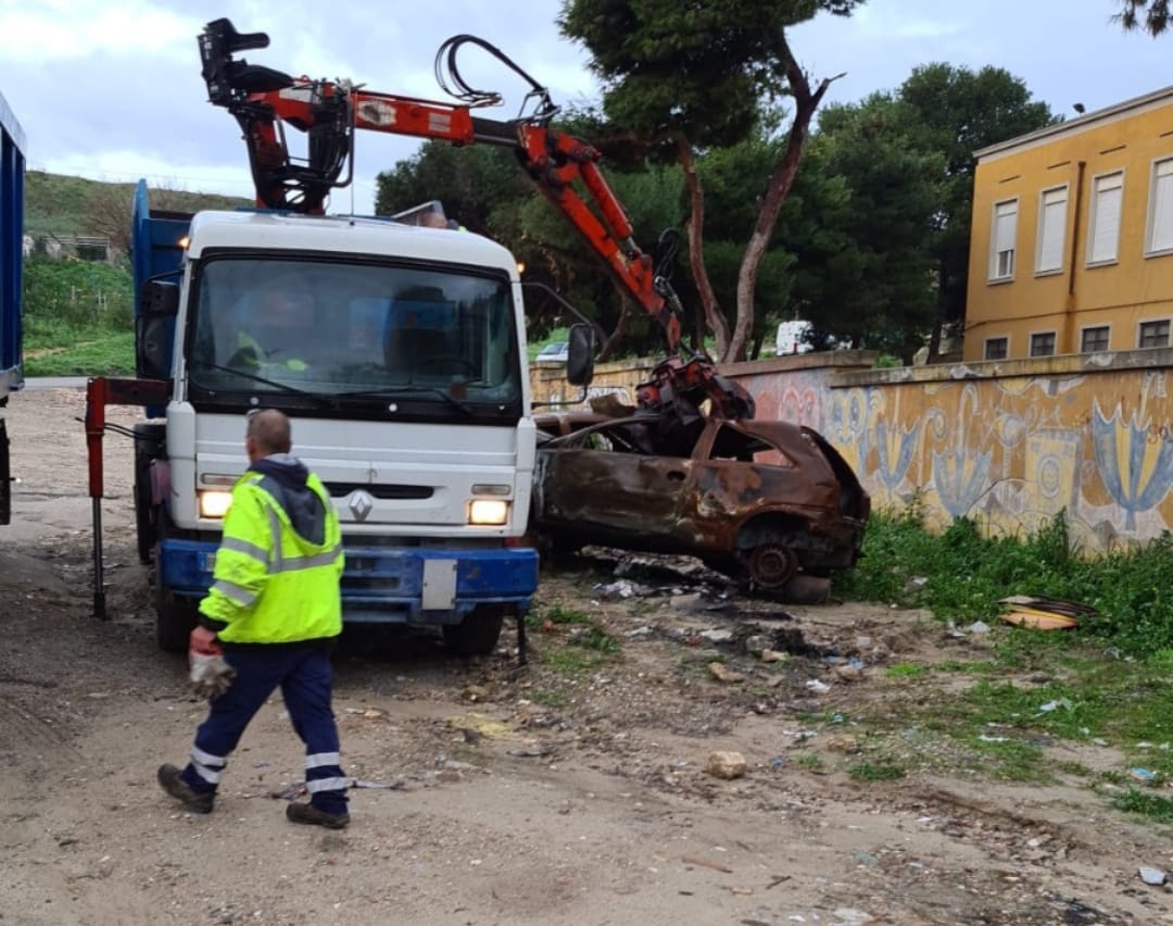 Cagliari, via le carcasse d’auto da Tuvumannu: “Erano piene di spazzatura”