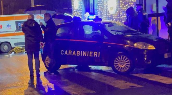 Jenny, altro drammatico femminicidio in Italia: giovane mamma freddata all’uscita dal lavoro, irreperibile l’ex compagno