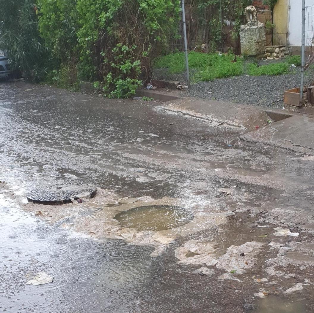 Cagliari, esplode una fogna a Sant’Elia: puzza e liquami invadono via Schiavazzi