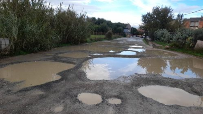 Strade massacrate a Quartu, “a Is Arenas sono un campo di guerra: niente asfalto per colpa degli ambientalisti”